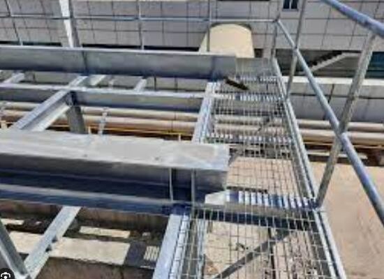 高い安全性を持つ高負荷容量鋼筋構造プラットフォーム