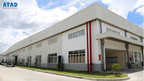 傾斜屋根とコンクリート基礎を持つ、大型プレキャスト鉄骨構造のオフィスビル